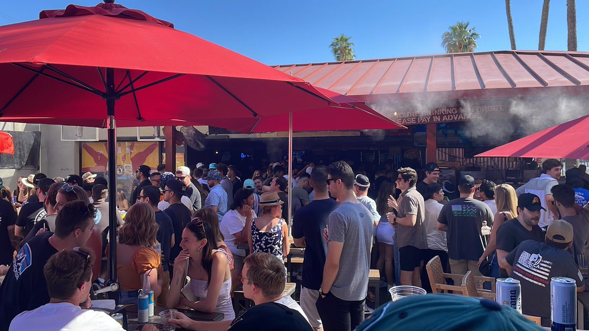 PHX!! We are live at <a href="/BoondocksPatio/">Boondocks AZ</a> till 7 w <a href="/mybettinghero/">Betting Hero</a> and <a href="/PropsUS/">Props.com</a> AZ! Awesome sign up bonus and you can ask <a href="/DaRealPapaBear/">Papa Bear</a> how tall he is in-person! Oh - photo cred to <a href="/UnpluggedDoug/">doug franz</a> 😜