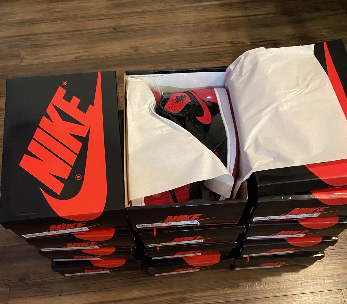 SoledOutSuccess tweet media