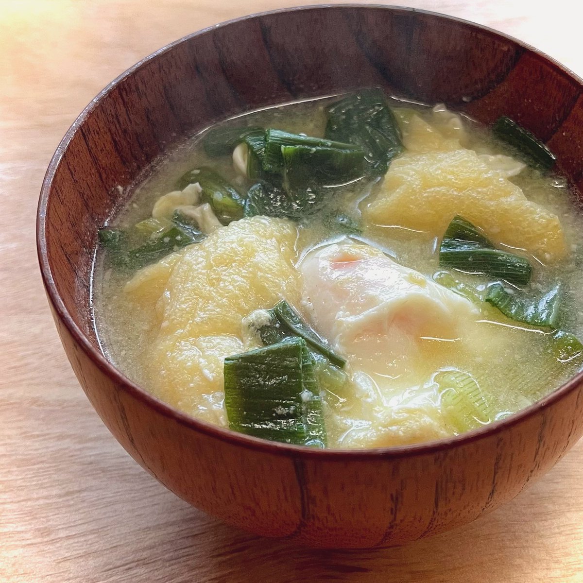MEGANE701's tweet photo. 新玉ねぎの葉 油揚げ 落とし卵 味噌汁♨️ https://t.co/qfPt1lPylB
