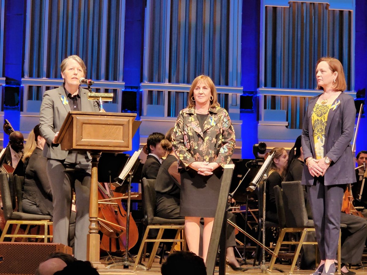 unitedwaySWPA's tweet photo. The stage is set and the show is about to begin!

United Way President &amp; CEO @bwgeer and @pghsymphony President &amp; CEO @TourangeauMelia are thankful for the generosity of our community and looking forward to the meaningful performance. #PghUnitedForUkraine #ChangemakersUnite https://t.co/LDEBInyW1g