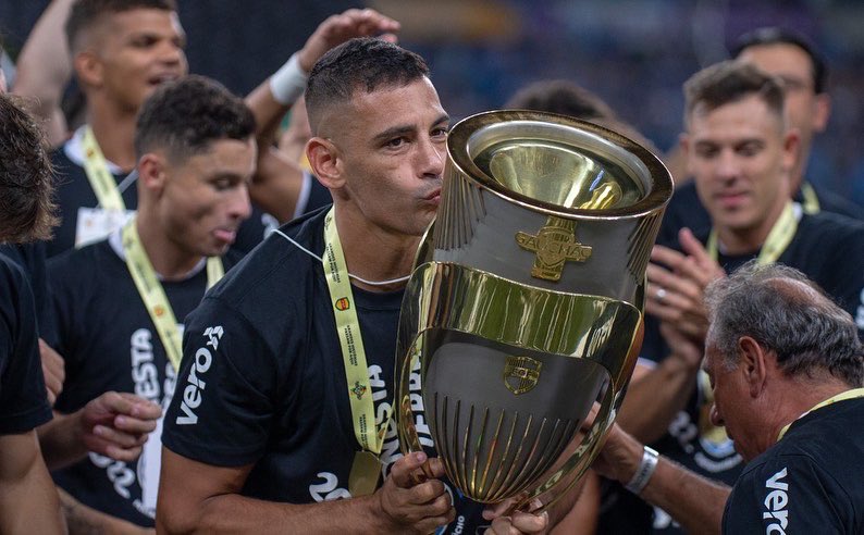 DiegoSouzaDS87's tweet photo. Aqui tem troféu!! Mais um pra conta. 🏆🇪🇪✋ @Gremio #DS https://t.co/CLLLJtY0KP