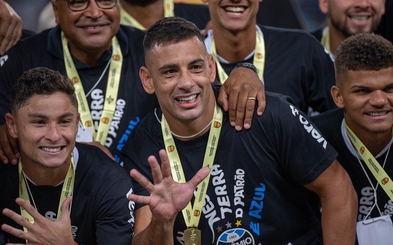 DiegoSouzaDS87's tweet photo. Aqui tem troféu!! Mais um pra conta. 🏆🇪🇪✋ @Gremio #DS https://t.co/CLLLJtY0KP