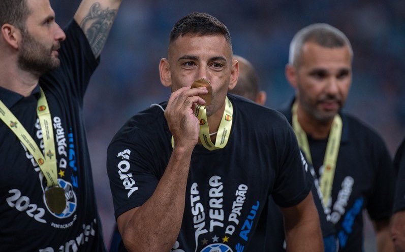 DiegoSouzaDS87's tweet photo. Aqui tem troféu!! Mais um pra conta. 🏆🇪🇪✋ @Gremio #DS https://t.co/CLLLJtY0KP