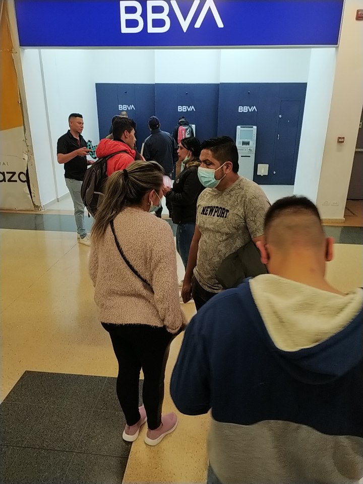 JJCOMBITA's tweet photo. @BBVA_Colombia hola buen día, fila monumental... Y solo dos cajero funcionan, en fin de semana????   Cajero completamente apagado https://t.co/fgAooIl6w4
