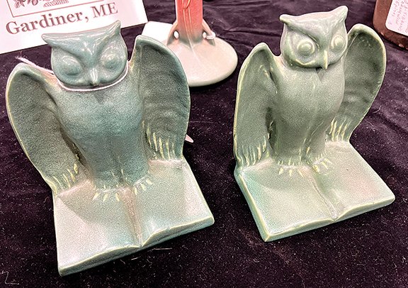 AntiqueDigest's tweet photo. At the Bath Antique Sale: This pair of Van Briggle owl bookends in matte green was $450 from John Woytowicz of Gardiner, Maine. They sold. https://t.co/LscMq4poGe #antiques #antique #vintage #art #artist #Americana #owls #bookends #owl #VanBriggle #book #books https://t.co/L8wBbcJrSo