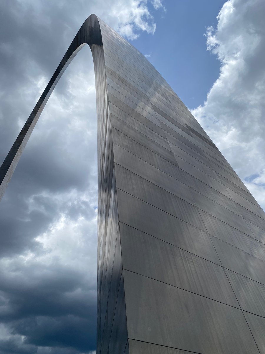 dryemiakande's tweet photo. Exploring St. Louis on a cool and breezy day @GatewayArchSTL https://t.co/4rTOlspWXu