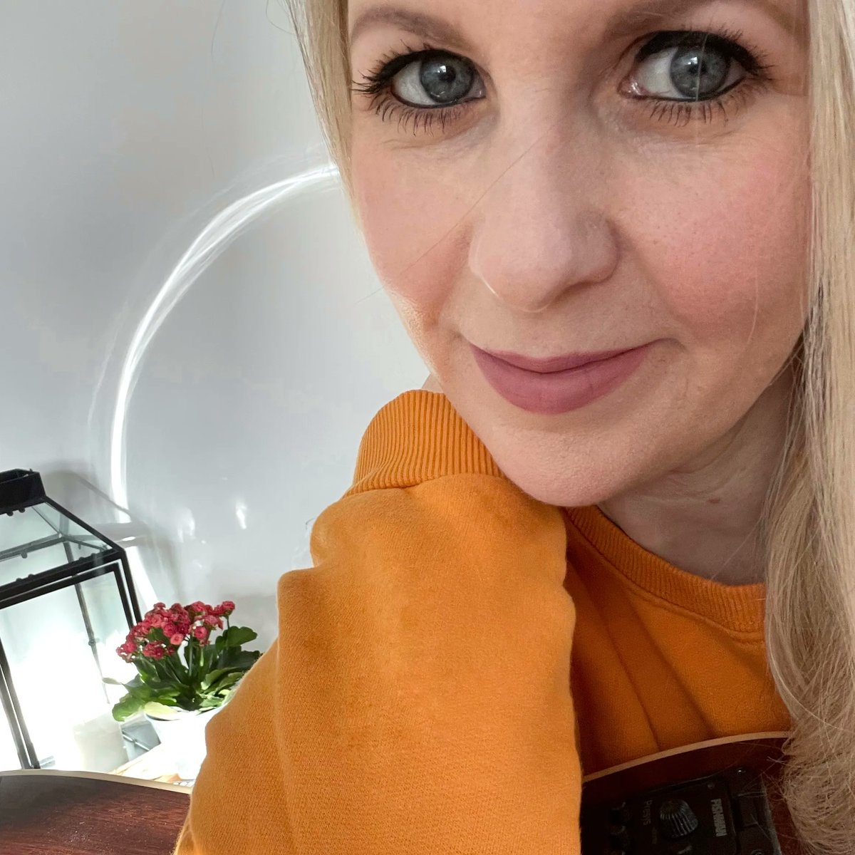 PoppymothPro's tweet photo. Catching the lightβ¦ and all the music π₯°πΆ
π§π€π΅ DM me to talk about working with me as your #vocalist #topliner #songwriter or #producer.
#poppymoth #poppymothproductions #singer #femaleproducer #musician #producerlife #femaleproducers #femalevocalist #singersongwriter https://t.co/HsxrAkhqSO