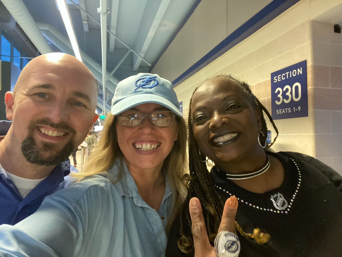 alndbck's tweet photo. Finally met the legendary @SonniSings! #GoBolts https://t.co/F6g7EyNgDY