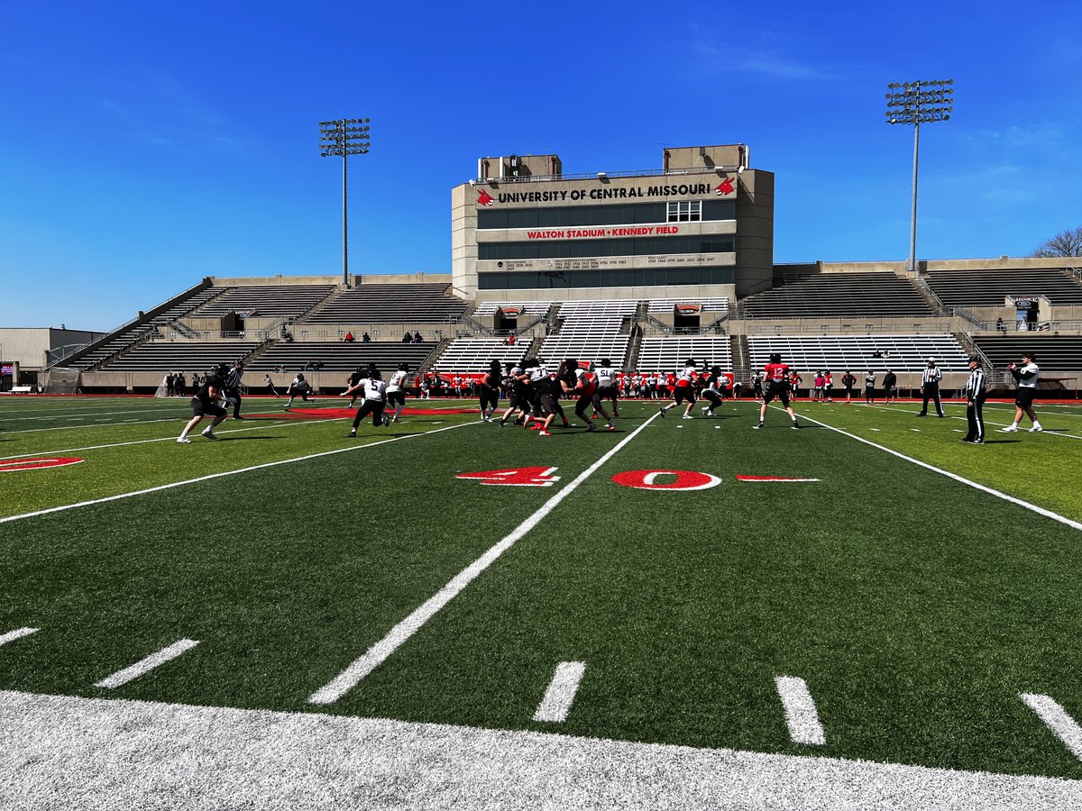 UCMFootballTeam's tweet photo. Scrimmage #1 📸

#MuleBrothers
#teamUCM https://t.co/Lp8KSRheHT