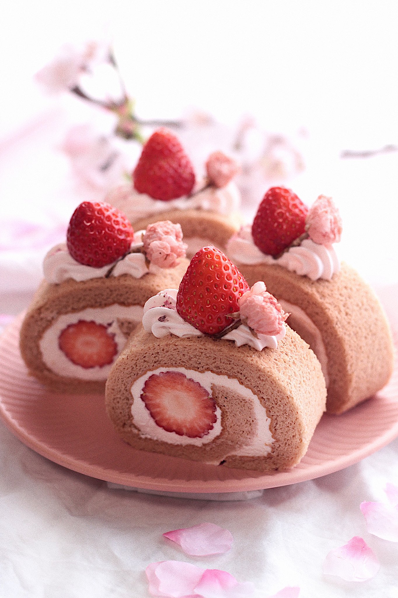 ロールケーキ♥️ピンクくま&小さな苺ショートケーキ ロールケーキ♥️ピンクくま&小さな苺ショートケーキ