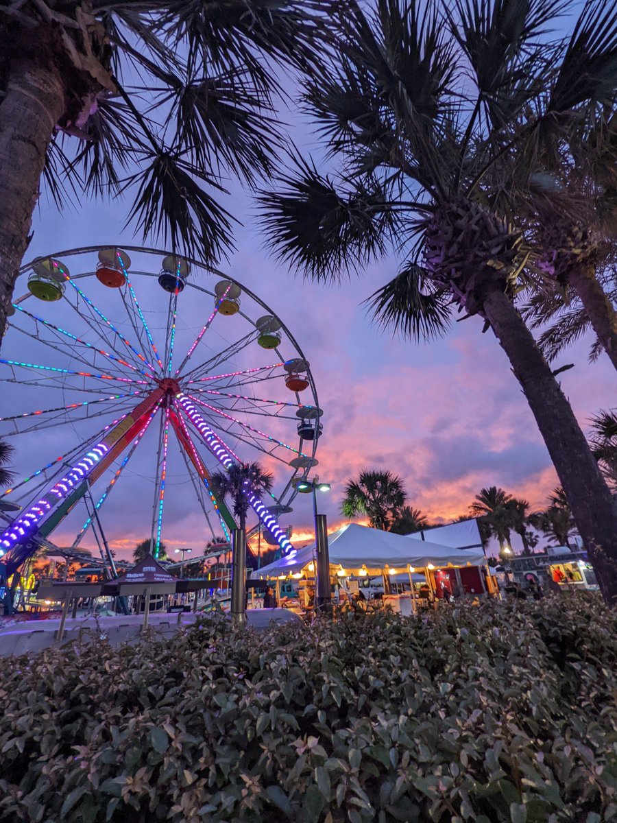 Springing_Blues's tweet image. You couldn't ask for a better end to Day 2 of #SpringingtheBlues with a gorgeous sunset here in Jacksonville Beach highlighting the ferris wheel and the tunes of #victorwainwright in the background.