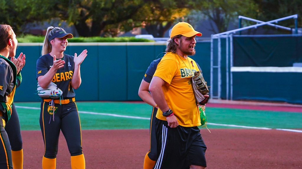 BaylorSoftball's tweet photo. A perfect strike from Aaron Bower to his sister Josie 👏

#SicEm🥎🐻 https://t.co/GJSwJ0TTVM