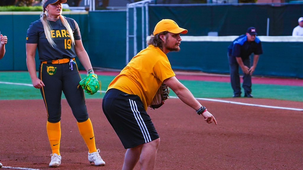 BaylorSoftball's tweet photo. A perfect strike from Aaron Bower to his sister Josie 👏

#SicEm🥎🐻 https://t.co/GJSwJ0TTVM