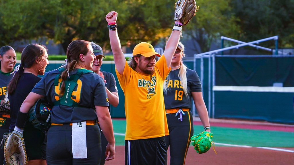 BaylorSoftball's tweet photo. A perfect strike from Aaron Bower to his sister Josie 👏

#SicEm🥎🐻 https://t.co/GJSwJ0TTVM
