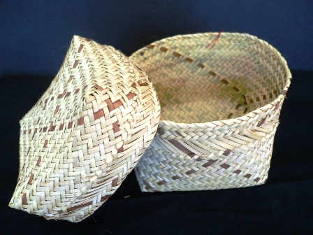 ccv433pima's tweet photo. Los pimas elaboran algunas artesanías como sombreros ( hechos de palma), petacas o cestos, entre otros hechos principalmente de zacate. https://t.co/SdLGOpG7F0