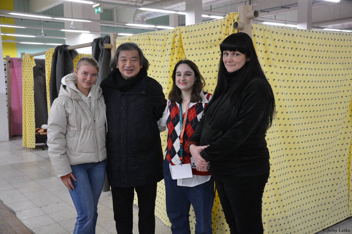 japan's tweet photo. Renowned Japanese architect Shigeru BAN and his NPO Voluntary Architects’ Network are improving temporary living conditions for Ukrainian refugees and in-country evacuees w/indoor shelters made from paper tubes and curtains.
https://t.co/AN2xO1qIw9
#Ukraine #PaperPartitionSystem https://t.co/d6qaxL0gSa