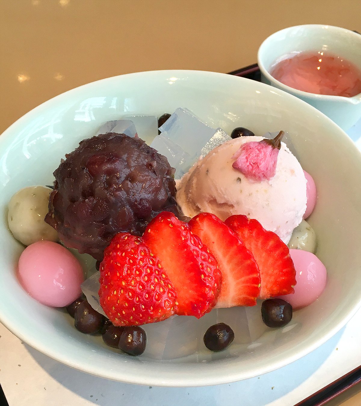 銀座グルメセラピー 日本橋のコレド室町3 鶴屋吉信tokyo Mise 春限定 さくらあんみつ 1 3円 和の桜風味を感じる桜アイス 老舗自慢の極上なめらか小倉餡 桜の葉を練り込んだ緑とピンクのモチモチ白玉 たっぷりと入った寒天 桜の花びらが浮かぶ 銀座グルメセラピー 日本橋のコレド室町3 鶴屋吉信tokyo Mise 春限定 さくらあんみつ 1 3円 和の桜風味を感じる桜アイス 老舗自慢の極上なめらか小倉餡 桜の葉を練り込んだ緑とピンクのモチモチ白玉 たっぷりと入った寒天 桜の花びらが浮かぶ