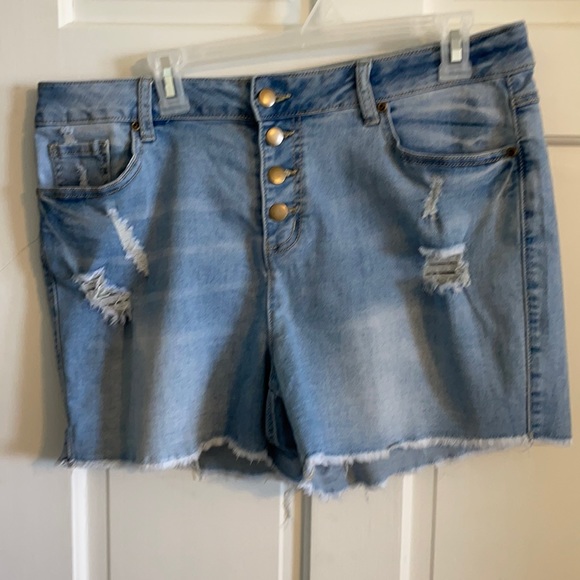 ShonelleBest's tweet photo. So good I had to share! Check out all the items I'm loving on @Poshmarkapp #poshmark #fashion #style #shopmycloset #oldnavy #cato #maurices: https://t.co/mE2zpPOu7y https://t.co/wgraNfEaFp