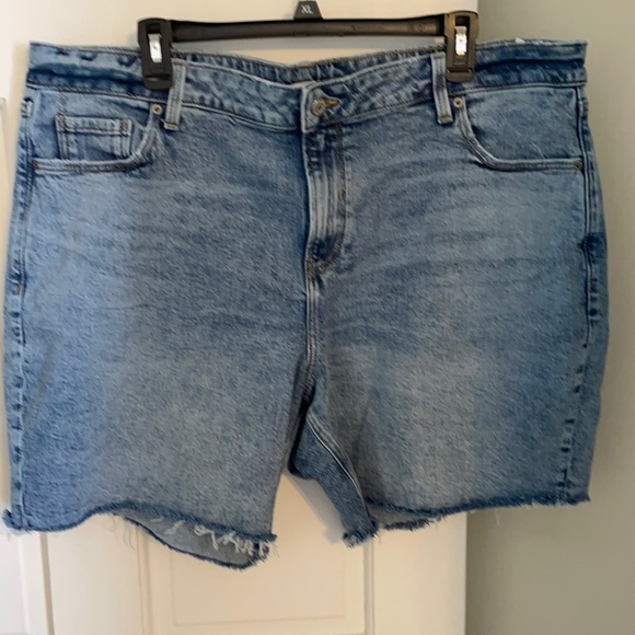 ShonelleBest's tweet photo. So good I had to share! Check out all the items I'm loving on @Poshmarkapp #poshmark #fashion #style #shopmycloset #oldnavy #cato #maurices: https://t.co/mE2zpPOu7y https://t.co/wgraNfEaFp
