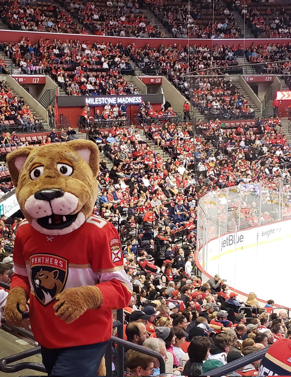TamekaburkeH's tweet photo. Yayyyyyy!!! Wooooo.. it's the COME BACK CATS💪🏾🐾❤ wow.. what a game #timetohunt #FLALIVE @Canes_Wear #hockey🥅🏒 https://t.co/o7abBYCAH9