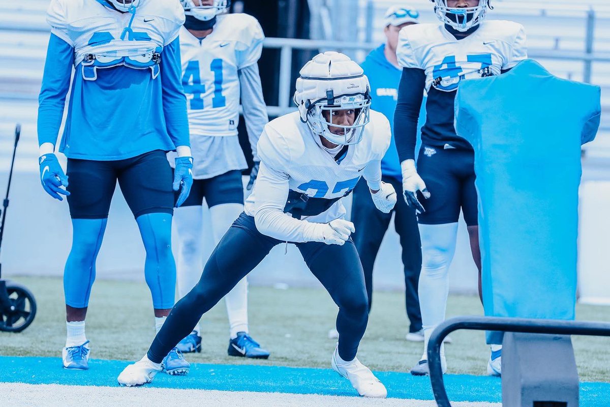 ZayPeterson's tweet photo. I’m in the game &amp; you 🥷 in the bleachers like clothes stains⚕️ https://t.co/8yAP9ZFUBs