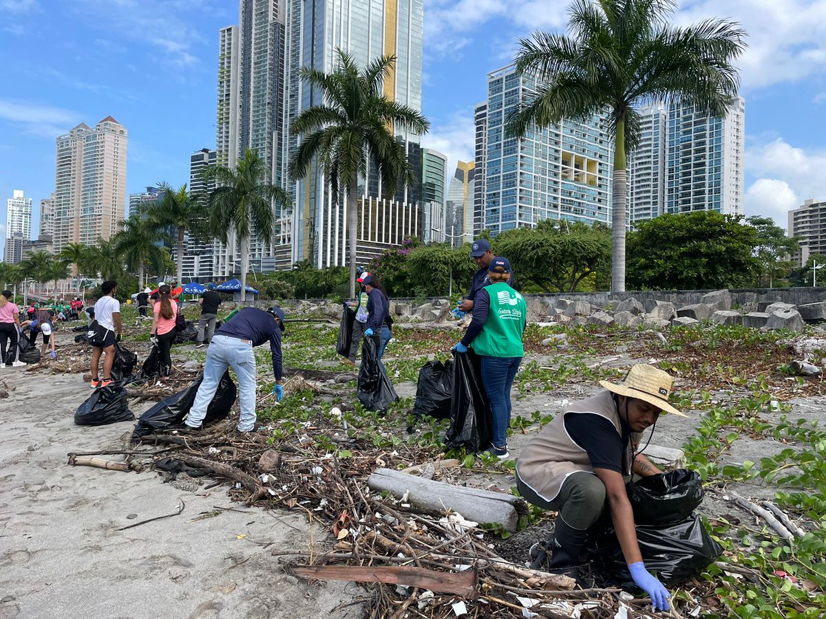 limpiapanama's tweet photo. Fundación Limpia Panamá se unió feliz al “Beach Clean Up” organizado por la Embajada de los Estados Unidos el 2 de abril en la Cinta Costera. Cuidar el medio ambiente en nuestros hábitos diarios y participar de estas iniciativas son el inicio de la sostenibilidad ambiental. https://t.co/jVotGAhQF4