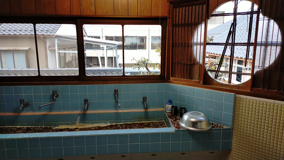 retro_landscape's tweet photo. 昨日は綾部市の料理旅館「小西屋」さんにお世話になりました。
昔の街道に面した創業明治の老舗旅館。
とにかく敷地が広く、今は使われてない離れがあったり。
女将さんが大変気さくな方で、色々お話を聞きながら愉しいひとときを過ごせました。

また来ます!! https://t.co/6nd2RSvX38