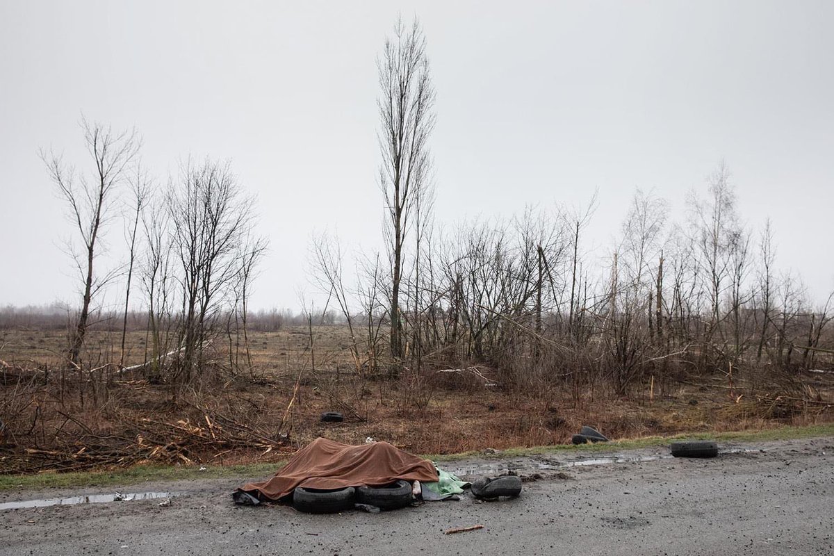พบศพผู้หญิงเปลือย 5 ศพ คลุมผ้าเตรียมยางรถยนต์เผาบนถนน คาดว่าทหารรัสเซียนำมาข่มขืนแล้วฆ่าทิ้ง รีบถอนตัวไปก่อนยังไม่ทันเผา