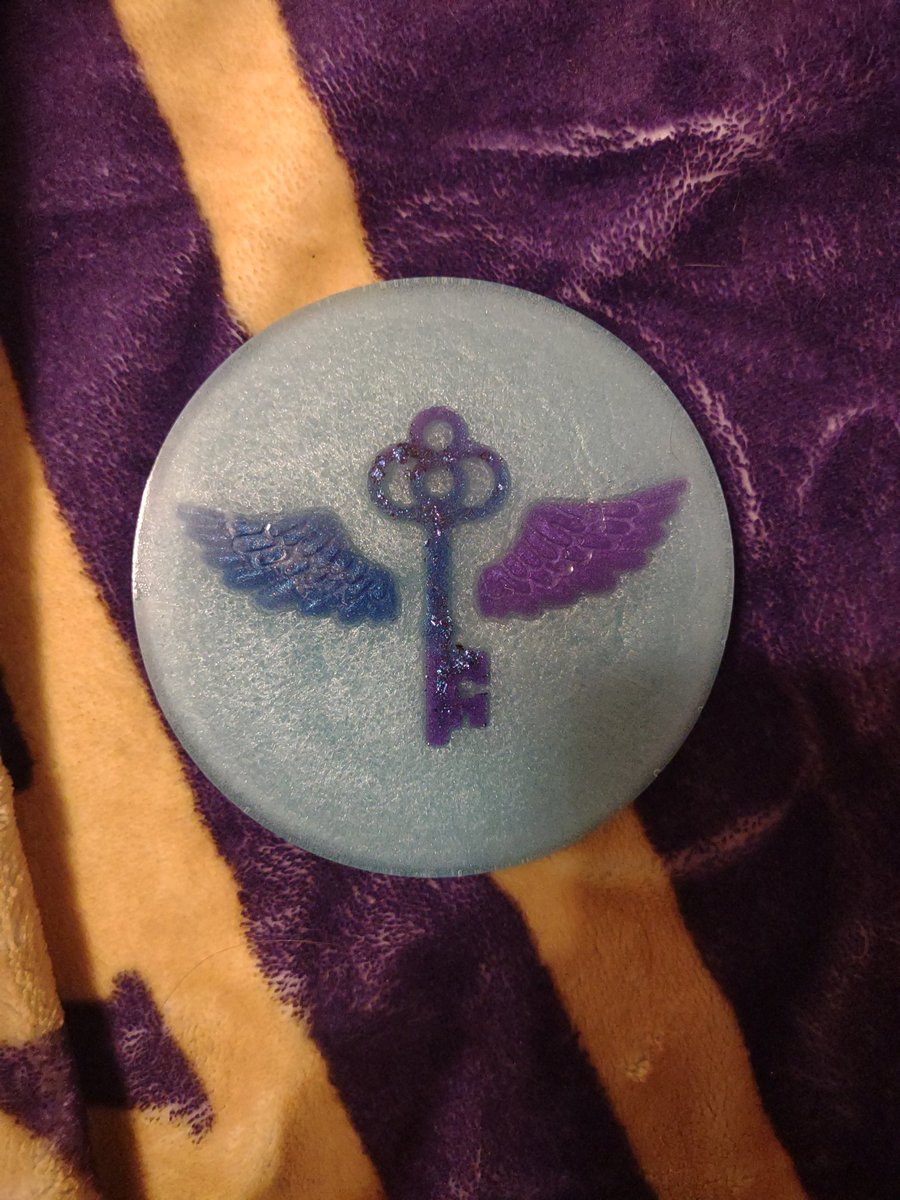 OwOzone7's tweet photo. I made resin things, the purple and blue one was first and then i wanted to improve it a bit https://t.co/Nm7QLDkGfA