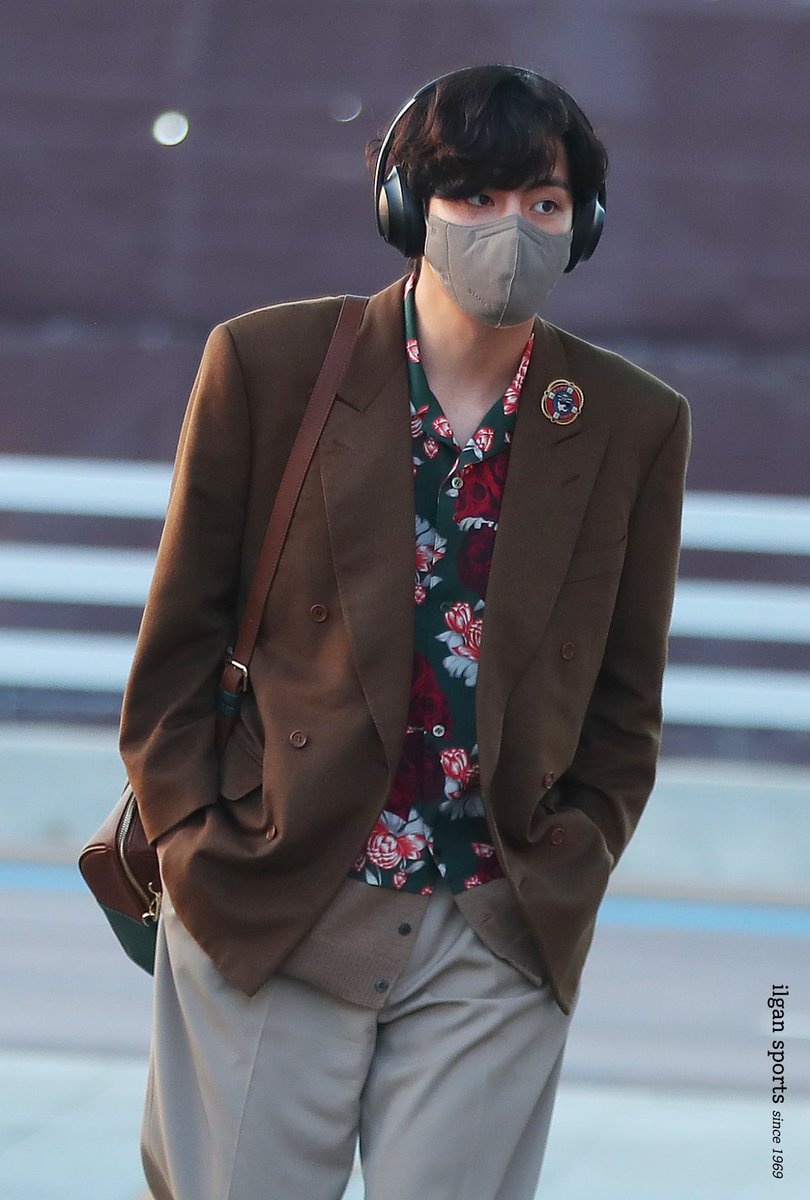 ithvscy's tweet photo. — Taehyun Fashion Airport... 🥼
⠀⠀⠀ by: @istreamtaekook

방탄소년단 뷔 #방탄소년단뷔 #뷔 #BTSV #V @BTS_twt https://t.co/t3duL6np4F