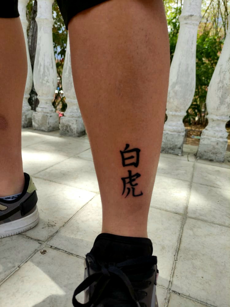 JhonartsC's tweet photo. Tatuaje flash, el símbolo de Byakko 
(Flash tattoo, Byakko's symbol)
#tatuaje #tatuajes #tattoo #tattoos #tatuajesminimalistas #minimalisttattoo #minimalist #byakko #japonesetattoo #tatuajejapones #ink #blackandwhite #blancoynegro https://t.co/GX3tOyzhvd