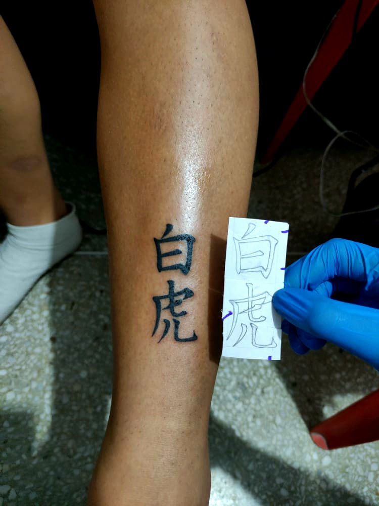 JhonartsC's tweet photo. Tatuaje flash, el símbolo de Byakko 
(Flash tattoo, Byakko's symbol)
#tatuaje #tatuajes #tattoo #tattoos #tatuajesminimalistas #minimalisttattoo #minimalist #byakko #japonesetattoo #tatuajejapones #ink #blackandwhite #blancoynegro https://t.co/GX3tOyzhvd