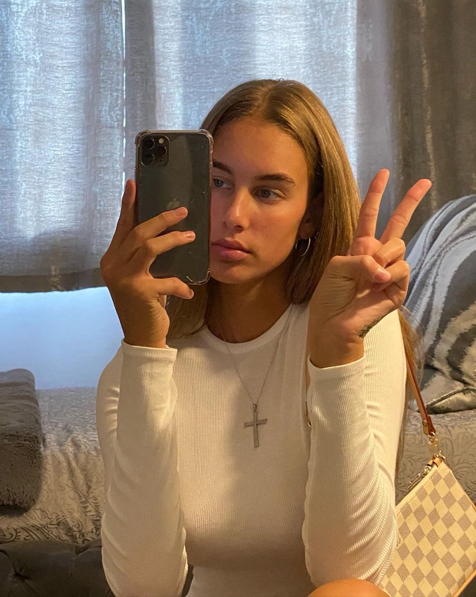 sweigny's tweet photo. Salut je suis nouvelle sur twitter 
RT = nude en privée 😋 https://t.co/dqVlMCLb3v