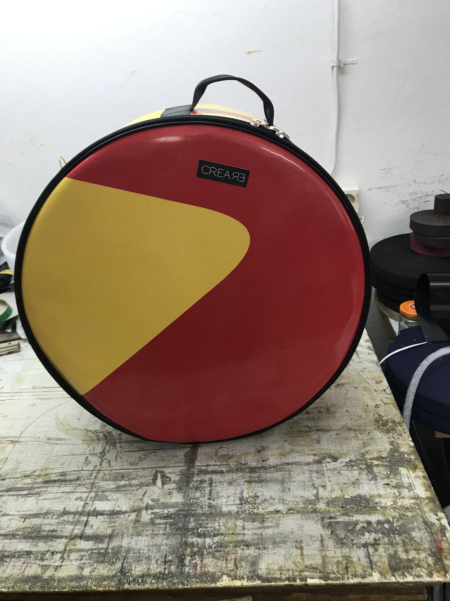 apollonmusic's tweet photo. アップサイクルでドラムバッグを製作中。全て一本限りのデザイン。ケースはもっと個性的なのがいいよね。
#upcycle #recycle #snarecase #cymbalcase #stickcase #Spain https://t.co/WARvIBAnfI