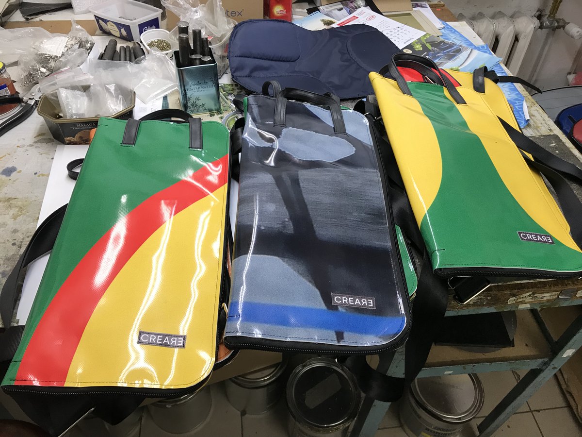 apollonmusic's tweet photo. アップサイクルでドラムバッグを製作中。全て一本限りのデザイン。ケースはもっと個性的なのがいいよね。
#upcycle #recycle #snarecase #cymbalcase #stickcase #Spain https://t.co/WARvIBAnfI