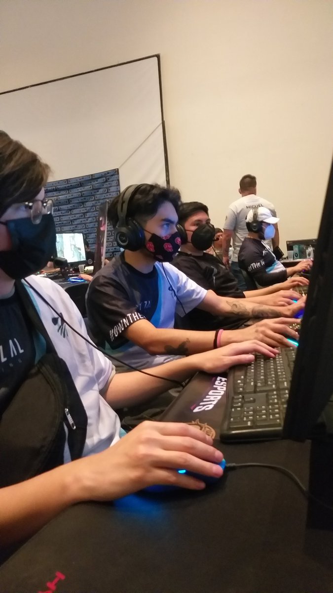 Cractus09's tweet photo. Les comparto unas fotitos que les saque a los jugadores de lol de @gaming_quetzal en un torneo presencial en @ExpoTuzocon :)) https://t.co/S5ttXvctyf