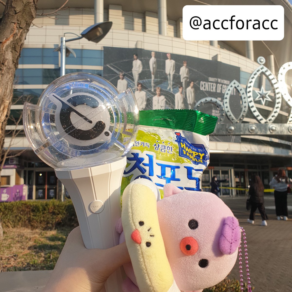 accforacc's tweet photo. 청❕바지를 입고 청❕포도 사탕을 들고 간 청❕드레스코드💙
청❕량한 무대와 강렬한 무대가 공존하는 무대야말로 센터오브그래비티라는 이름에 걸맞게 균형을 이룬 콘서트였다고 생각합니다 서로의 행복이 되었던 날❕
#CRAVITY #크래비티 #CENTER_OF_GRAVITY #크래비티_드레스코드 @CRAVITYstarship https://t.co/p0n9JimssV