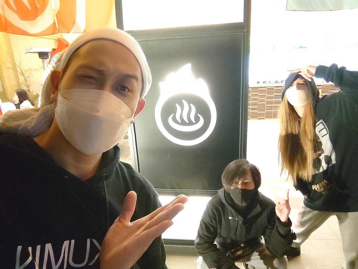JULY_fromELKst's tweet photo. 昨日力尽きて
tweet書きながら寝てしまった😱
でもお陰で目覚め最高☺️❤️

てか雨やん😭
何でなん？！
今日遅めからって言ってたやん！
は！さては早く降らして始まる頃には晴れさせたげるって魂胆やな😏

ありがとー！晴女の神様🙏

だから心配ないよ！
来てね❤️まってる☺️

写真は昨日の最終会議？笑 https://t.co/GCzQmhLTtS
