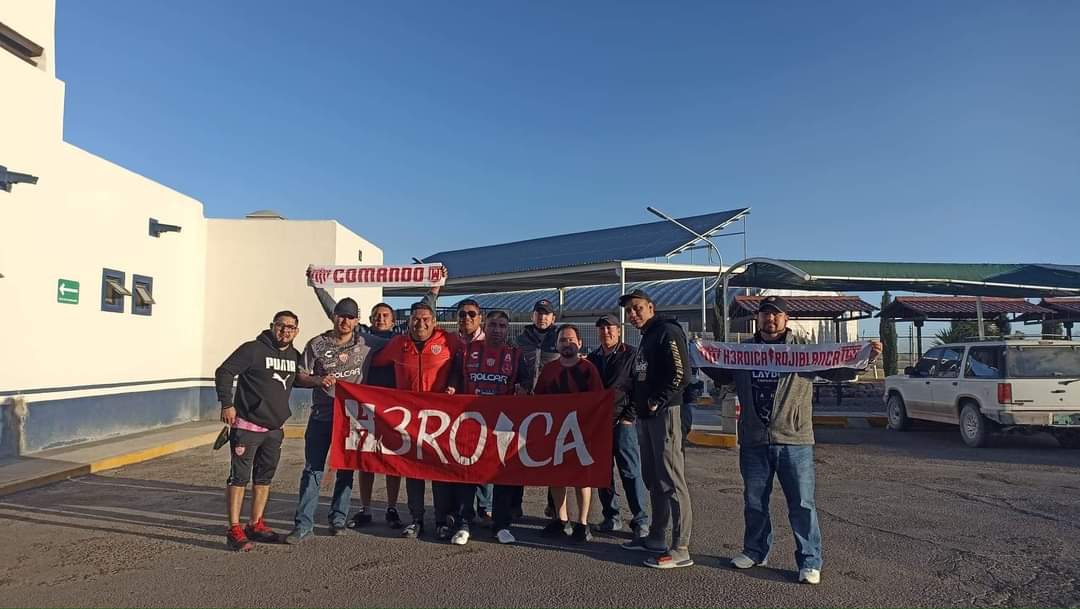 comando_necaxa's tweet photo. ⚡️⚽️ #LaBandaDeRayos haciendo el aguante 😎🇦🇹 La banda de Club Necaxa !!!
#DeFronteraAFrontera #FuerzaRayos #ATR23 #siemprealentandoaguanteelcomando #RayosLaredo #Heroica #ComandoRojiblanco https://t.co/fX4RxqyTs6