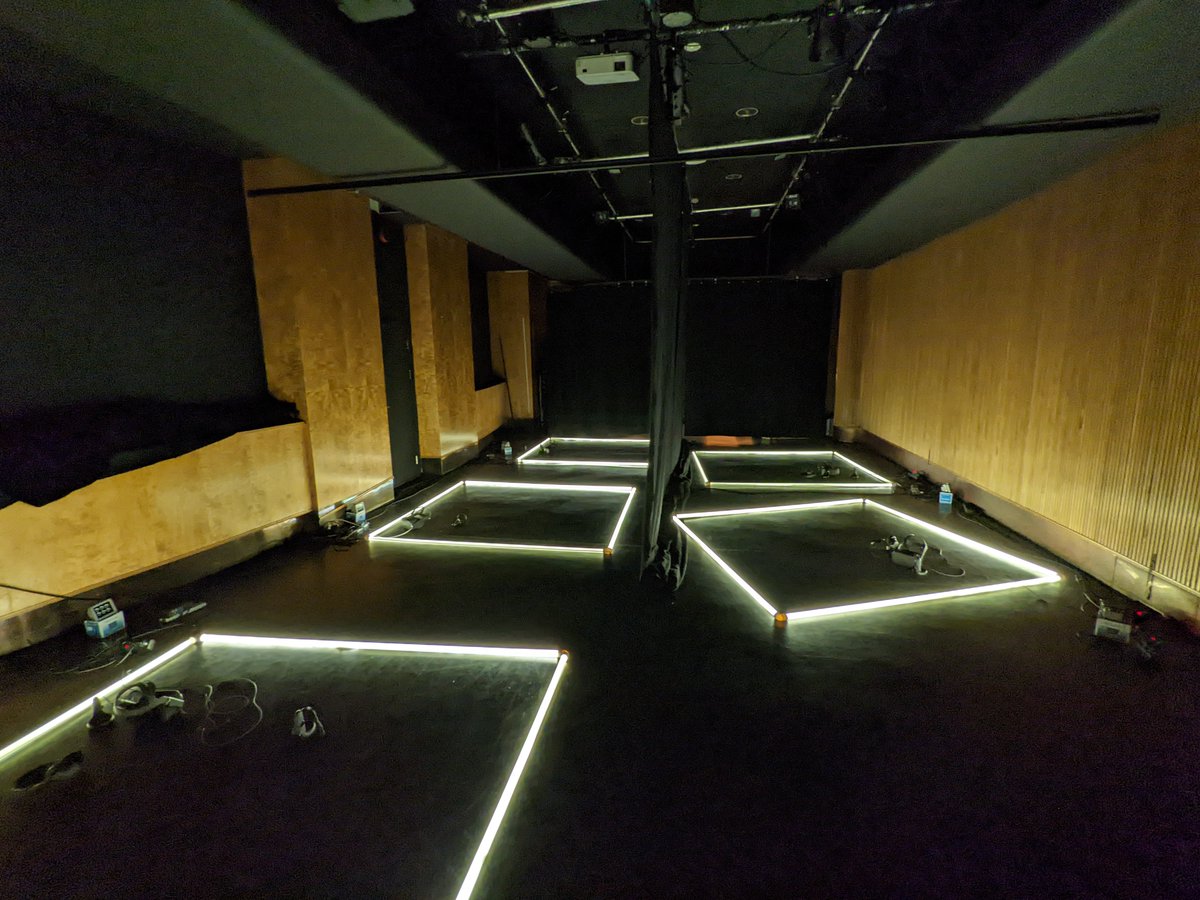 Soon we'll be inviting the good people of Reykjavík into these boxes for some live VR theatre 👀🎭 At the time of writing there are.. *checks*.. 3 tickets left, exciting!! leikhusid.is/syningar/hlids…