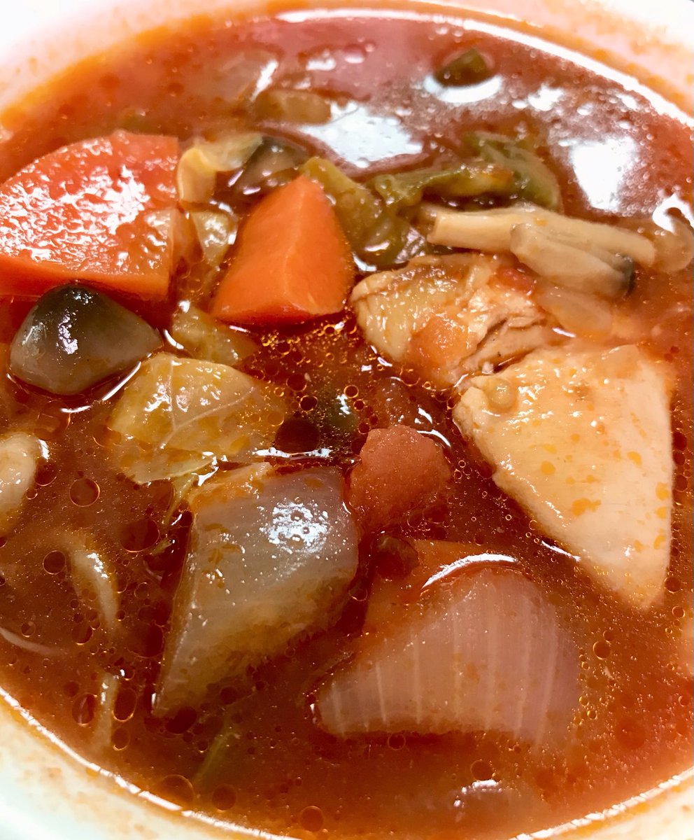 mitchimellow's tweet photo. #おうちごはん
#作りおき
トマトソースではなくてスープですよ☺️
ニンニクを炒め、昆布と鰹節でダシをとって醤油で味を整えました✨
ほんのりと和風✨
でもトマトが強過ぎてダシをあんまり感じないわ〜
死ぬほどリコピン…笑
とりあえず和風なのでお餅を入れて食べました❤️ https://t.co/DECM905R3R