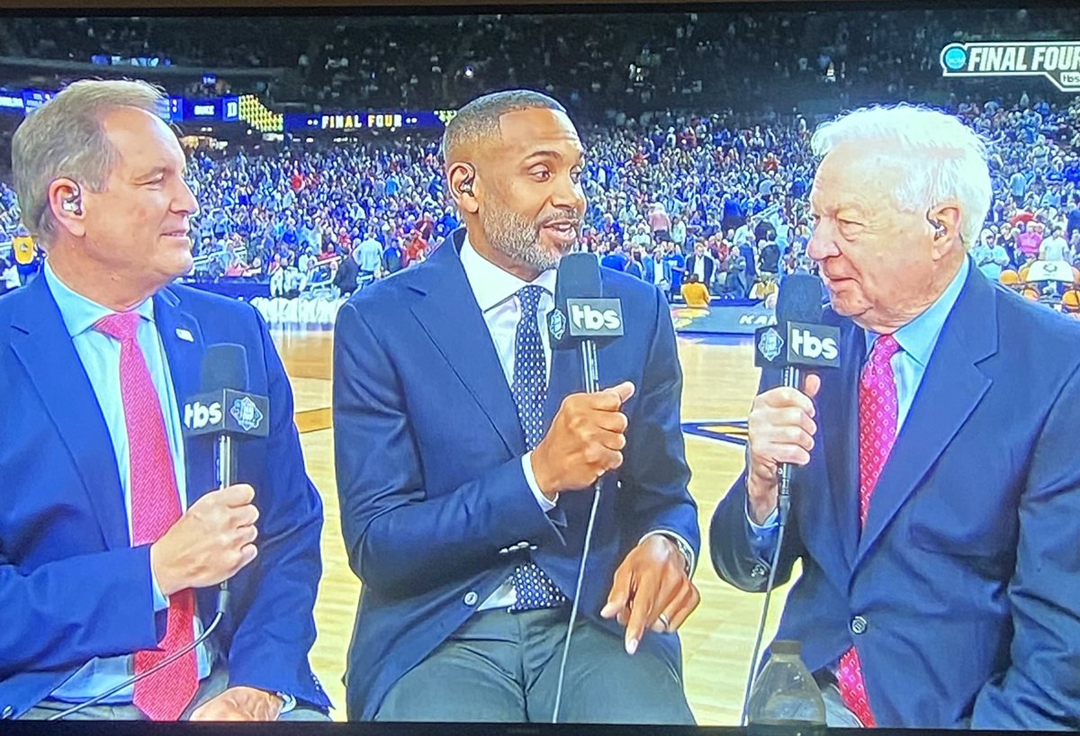 ChristyWScott51's tweet photo. The ENTIRE #DMV is sharing a collective smile of pride &amp; respect for two of our very own… #HubertDavis ( @LBBruinsHoops ), &amp; @realgranthill33 (@SLSeahawksBball ). 🤗 🤗 Way to GO FELLAS!!👏🏽👏🏽 
We are proud of you, say we are proud of you!! 👏🏽👏🏽 #GoBruins #GoSeahawks  #GoDMV 💫 https://t.co/LJBE8DXdLB