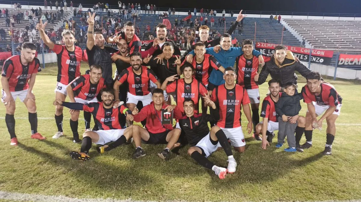 calitoraloficia's tweet photo. ¡LITORAAAAAL NOMAAAAS!

GRAN VICTORIA DEL EQUIPO FRENTE A HURACAN POR 2-0 QUEDANDO LIDERES DEL CLAUSURA Y ANUAL.

⚽️ Andres Guiyama
⚽️ Martin Charbonnier 

Quedan 3 finales, y hay que jugarla a lo Litoral!!

#Vamossssssssssss 💪❤🖤 https://t.co/sRVor5NVdu