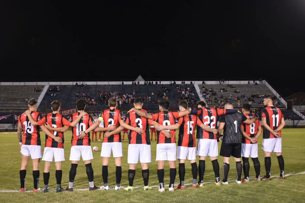 calitoraloficia's tweet photo. ¡LITORAAAAAL NOMAAAAS!

GRAN VICTORIA DEL EQUIPO FRENTE A HURACAN POR 2-0 QUEDANDO LIDERES DEL CLAUSURA Y ANUAL.

⚽️ Andres Guiyama
⚽️ Martin Charbonnier 

Quedan 3 finales, y hay que jugarla a lo Litoral!!

#Vamossssssssssss 💪❤🖤 https://t.co/sRVor5NVdu