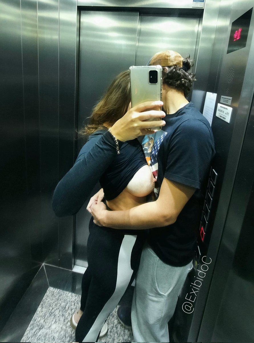 ExibidoC's tweet photo. Mostrando o peitinho pra ele no elevador 👅 Será q dá pra dar uma boa chupadinha neles ? 😈 https://t.co/OwYMoXAUu9