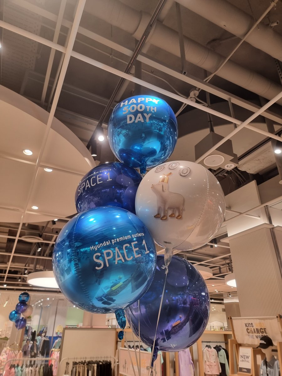 BalloonGuyKorea's tweet photo. #남양주 #현대프리미엄아울렛 #스페이스원 오픈 500일 행사로 장식된 아나그램 오브 은박헬륨풍선입니다^^
블루, 네이비, 화이트로 나쁘지 않은 조합.

#anagramballoons #orbzballoon #헬륨풍선 https://t.co/7DjPFFOSVm