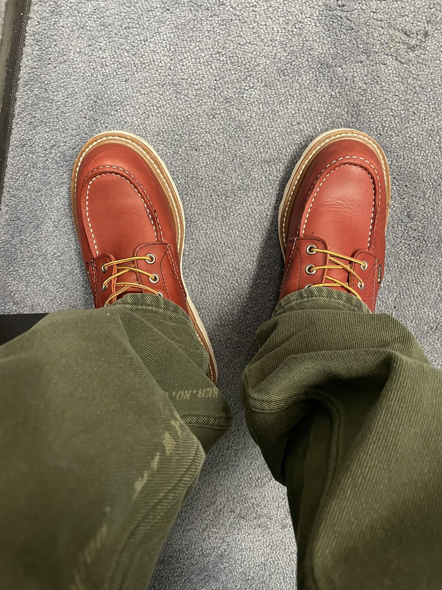 htsuno's tweet photo. これくらいの雨ならクロムエクセルでも良かったけど、せっかくもっと良いのがあるのでこちらを。

#redwing
#classicmoc
#goretex
#レッドウィング
#クラシックモック
#diesel
#dmacs https://t.co/Qyu0UEFeVq