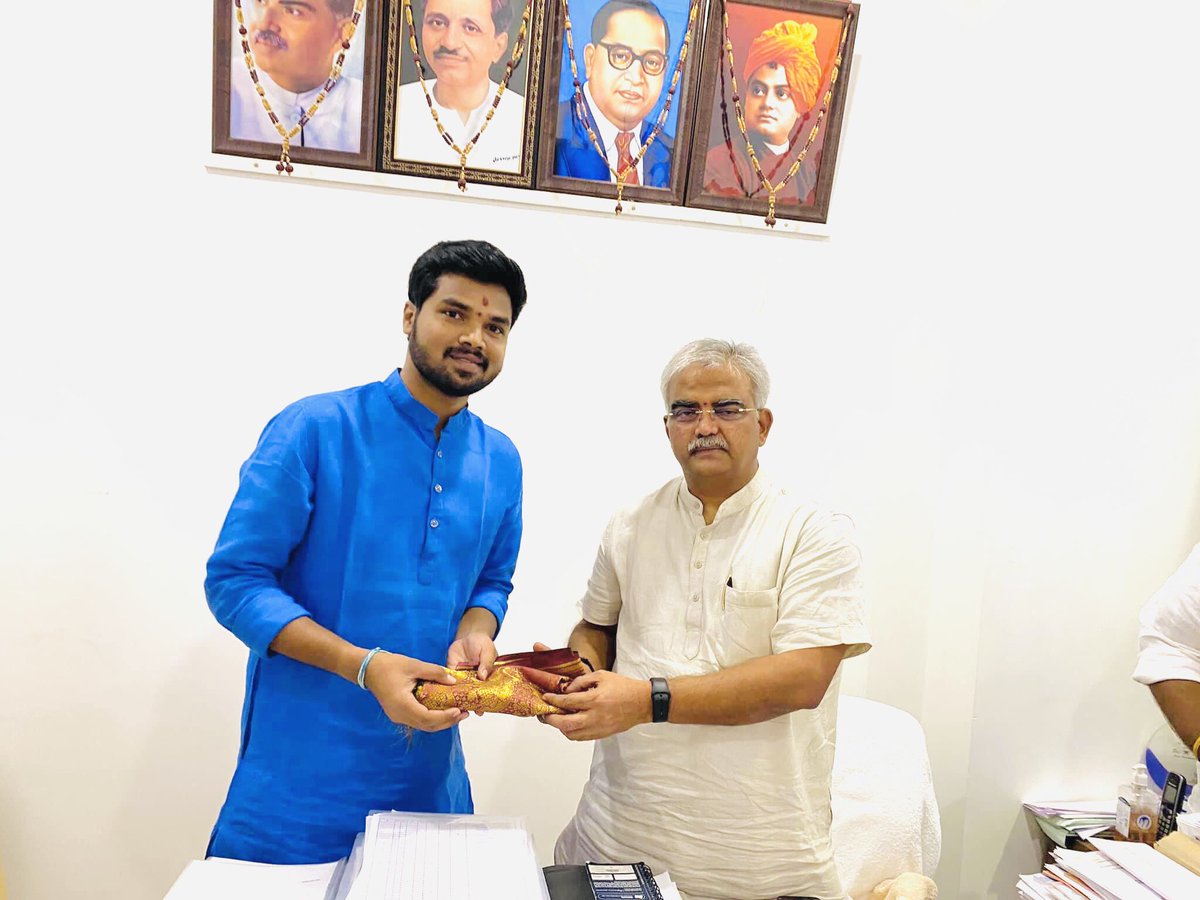 Gavinollaharish's tweet photo. @BJP4Telangana సంఘటన మహామంత్రి @manthriji జి గారికి హృదయ పూర్వక జన్మదిన శుభాకాంక్షలు. 
మీరు నిండు నూరేళ్లు ఆయురారోగ్యాలతో మరిన్ని విజయాలు పొందాలని ఆ దేవున్ని ప్రార్థిస్తున్నాను.

#hbdmanthriji https://t.co/MJgMCaAmpv