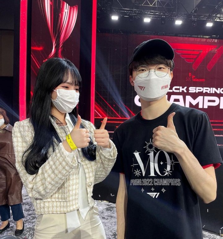 whppd1's tweet photo. oner's sister with faker ^^ https://t.co/Ht6yZdLonE