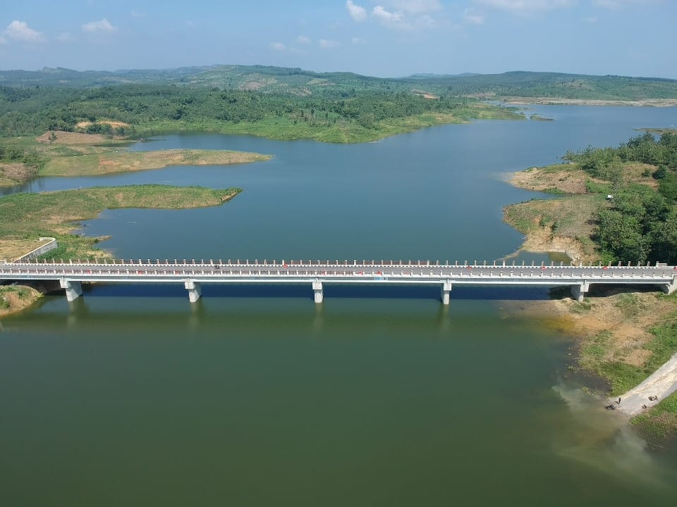 AriefRohman_838's tweet photo. Sekilas tidak seperti di Blora. Tapi ini ada di Blora, jembatan melintang di atas bendungan atau waduk Randugunting berkapasitas air 14 juta meter kubik. 

Bulan Ramadhan ini pasti banyak yang ngabuburit di sekitar lokasi ini. Hati hati dan jangan buang sampah sembarangan ya 👍 https://t.co/ZsIfThwjsn